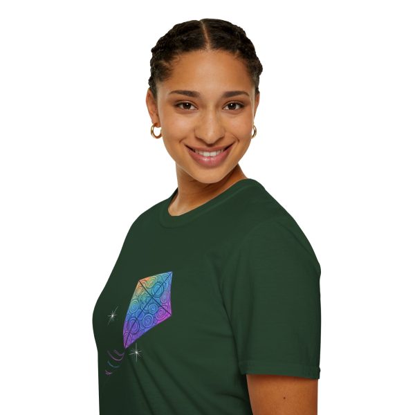 Tshirt Drapeau LGBT cerf-volant coloré volant dans la nuit design symbolique pour célébrer la liberté et la fierté LGBTQ+ shirt t-shirt - Image 81