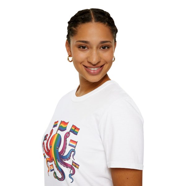 Tshirt Drapeau LGBT pieuvre tenant un drapeau arc-en-ciel et d'autres drapeaux design coloré et amusant pour célébrer LGBTQ+ shirt t-shirt - Image 21