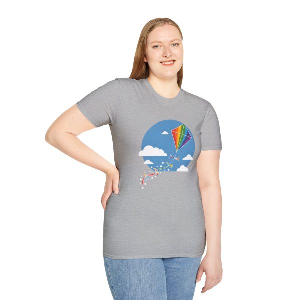 Tshirt LGBT+ cerf-volant avec queue arc-en-ciel volant dans le ciel design joyeux et coloré pour fierté LGBTQ+ shirt t-shirt - Image 29