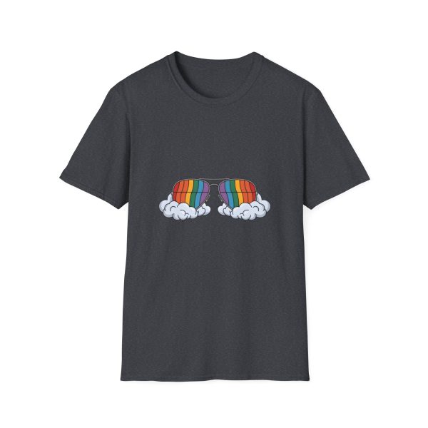 Tshirt LGBTQ+ lunettes de soleil arc-en-ciel avec nuages sur fond noir design stylé et éclatant pour célébrer la diversité LGBTQ+ t-shirt