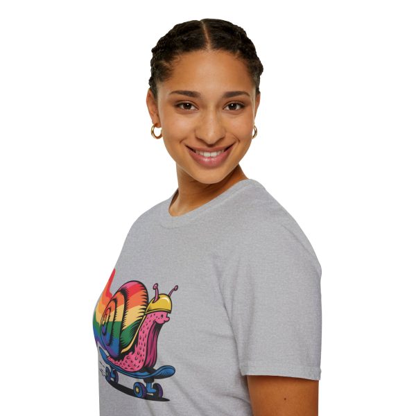 Tshirt LGBTQ+ escargot en skateboard avec fond arc-en-ciel design ludique et vibrant pour célébrer la fierté et inclusion LGBTQ+ t-shirt - Image 33