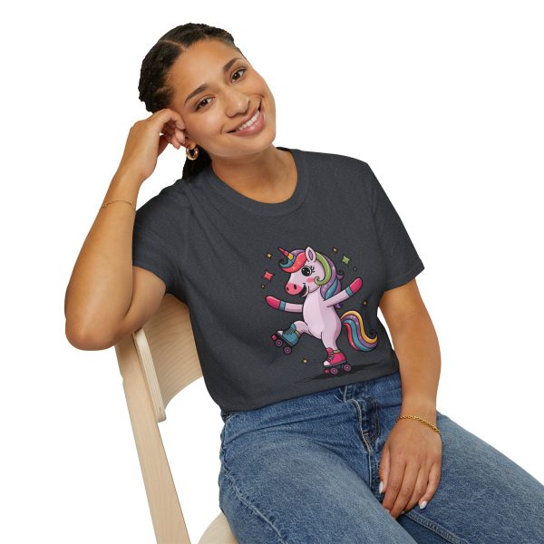 Tshirt LGBTQ+ licorne en skateboard sur fond noir design cool et coloré pour soutien à la fierté et diversité de la communauté LGBT+ t-shirt - Image 10