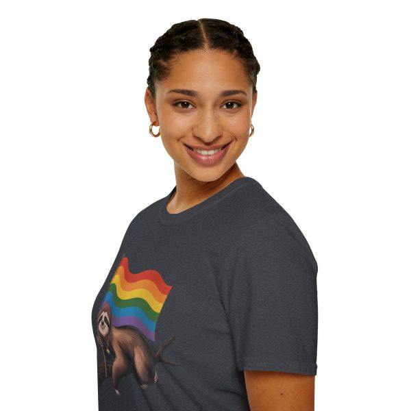 Tshirt Drapeau LGBT paresseux tenant un drapeau arc-en-ciel sur une branche design amusant et coloré pour sensibilisation LGBTQ+ t-shirt - Image 9