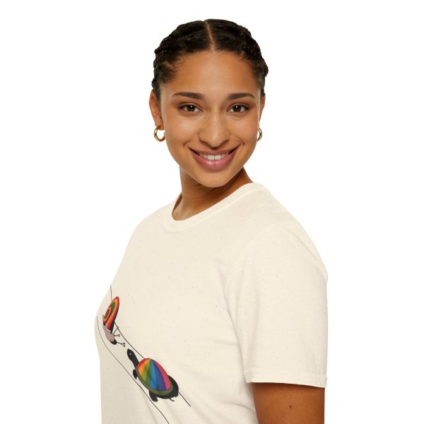 Tshirt Drapeau LGBT escargot avec coquille arc-en-ciel sur fond noir design stylé et vibrant pour sensibilisation LGBTQ+ shirt t-shirt - Image 45