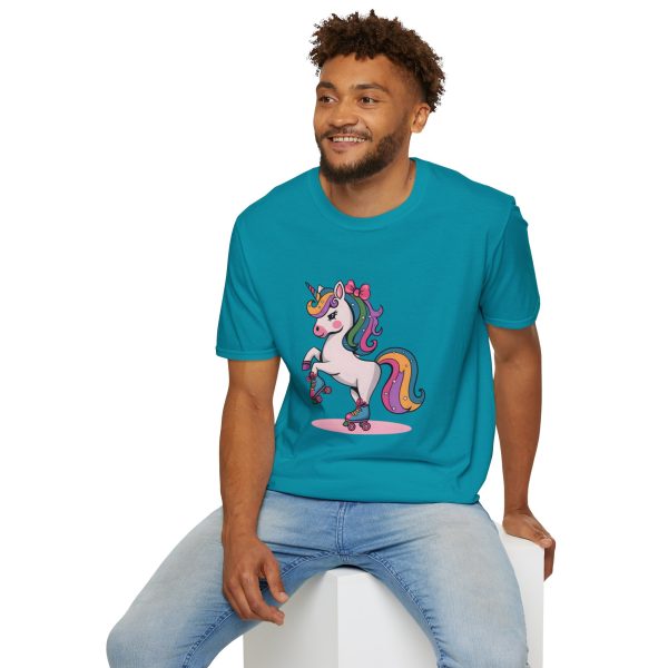 Tshirt Drapeau LGBT licorne sur un skateboard sur fond noir design vibrant et stylé pour sensibilisation à la diversité LGBTQ+ shirt t-shirt - Image 108