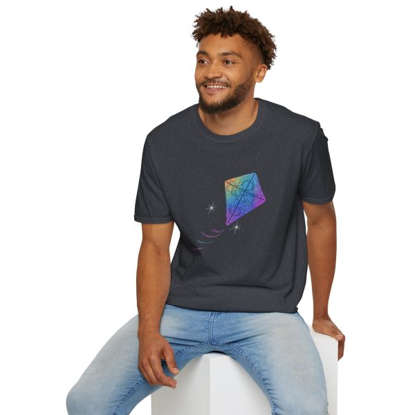 Tshirt Drapeau LGBT cerf-volant coloré volant dans la nuit design symbolique pour célébrer la liberté et la fierté LGBTQ+ shirt t-shirt - Image 12