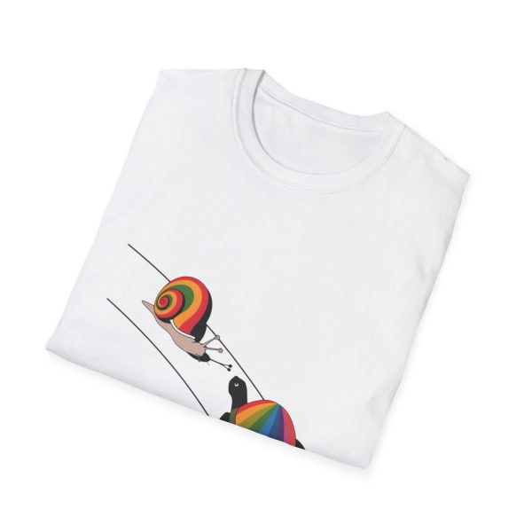 Tshirt Drapeau LGBT escargot avec coquille arc-en-ciel sur fond noir design stylé et vibrant pour sensibilisation LGBTQ+ shirt t-shirt - Image 16