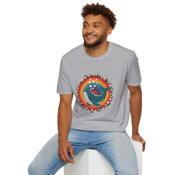 Tshirt LGBT+ baleine avec un arc-en-ciel en arrière-plan design magique et coloré pour sensibilisation et inclusion LGBTQ+ shirt t-shirt - Image 36