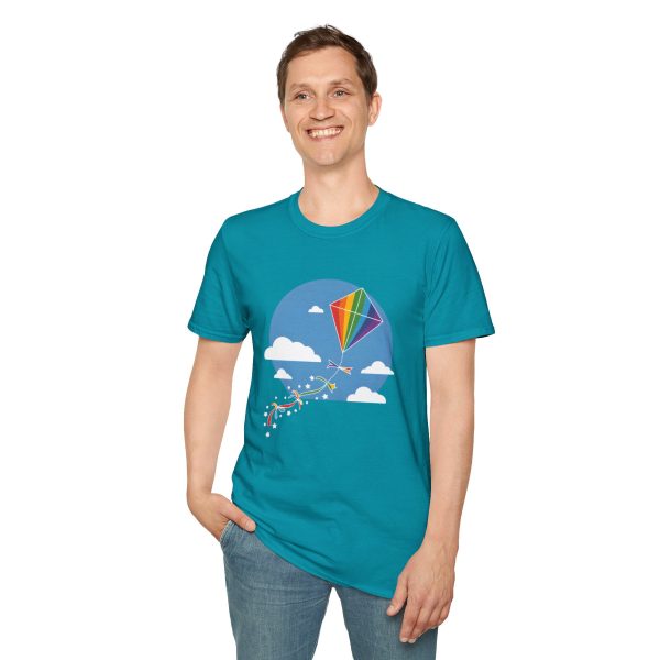 Tshirt LGBT+ cerf-volant avec queue arc-en-ciel volant dans le ciel design joyeux et coloré pour fierté LGBTQ+ shirt t-shirt - Image 103