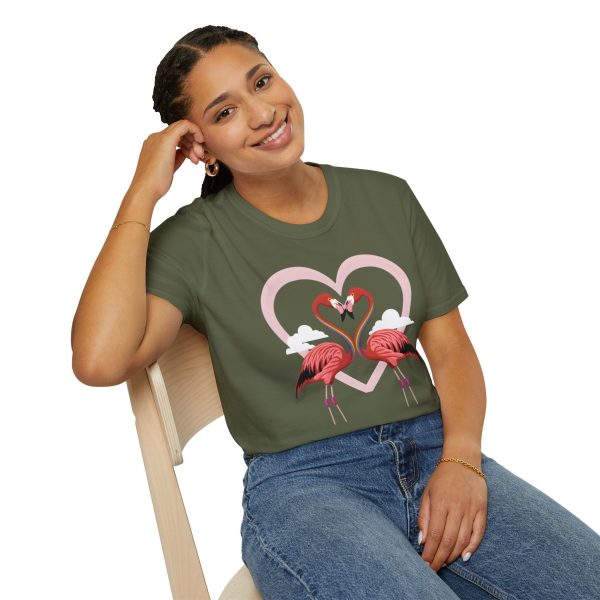 Tshirt LGBTQ+ flamants roses formant un coeur design symbolique et symbolique pour célébrer l'amour et la diversité LGBTQ+ shirt t-shirt - Image 70