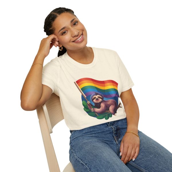 Tshirt Drapeau LGBT paresseux tenant un drapeau arc-en-ciel design amusant et mignon pour sensibilisation et inclusion LGBTQ+ shirt t-shirt - Image 46