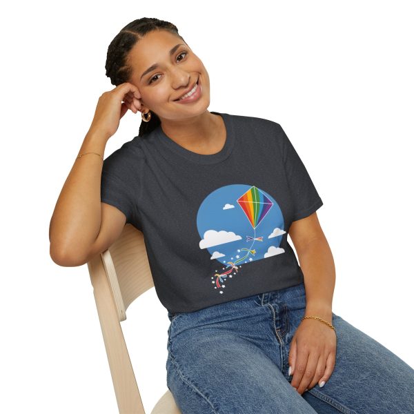 Tshirt LGBT+ cerf-volant avec queue arc-en-ciel volant dans le ciel design joyeux et coloré pour fierté LGBTQ+ shirt t-shirt - Image 10