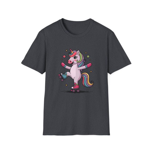 Tshirt LGBTQ+ licorne en skateboard sur fond noir design cool et coloré pour soutien à la fierté et diversité de la communauté LGBT+ t-shirt