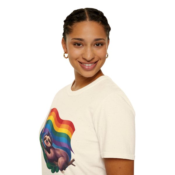 Tshirt Drapeau LGBT paresseux tenant un drapeau arc-en-ciel design amusant et mignon pour sensibilisation et inclusion LGBTQ+ shirt t-shirt - Image 45