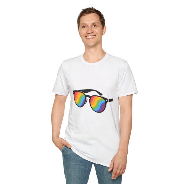 Tshirt LGBT+ lunettes de soleil arc-en-ciel sur fond noir design éclatant pour célébrer la fierté et diversité LGBTQ+ shirt t-shirt - Image 19