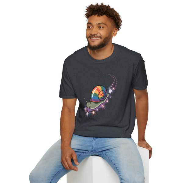 Tshirt LGBT+ escargot avec coquille colorée sur son dos design original et mignon pour célébrer la diversité et fierté LGBTQ+ shirt t-shirt - Image 12