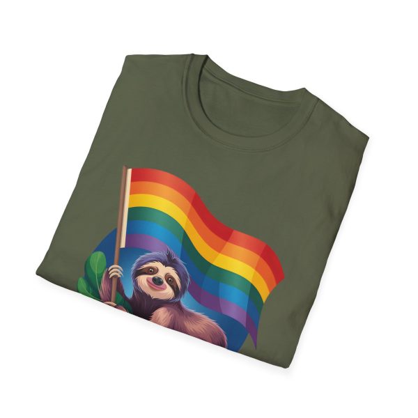 Tshirt Drapeau LGBT paresseux tenant un drapeau arc-en-ciel design amusant et mignon pour sensibilisation et inclusion LGBTQ+ shirt t-shirt - Image 64