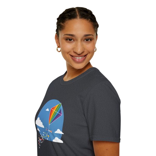 Tshirt LGBT+ cerf-volant avec queue arc-en-ciel volant dans le ciel design joyeux et coloré pour fierté LGBTQ+ shirt t-shirt - Image 9