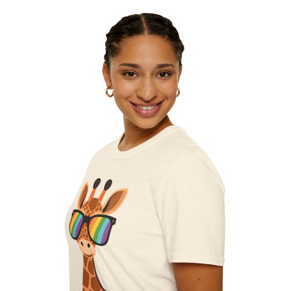 Tshirt LGBT+ girafe avec lunettes de soleil et rayure arc-en-ciel design humoristique et stylé pour fierté et soutien LGBTQ+ shirt t-shirt - Image 45