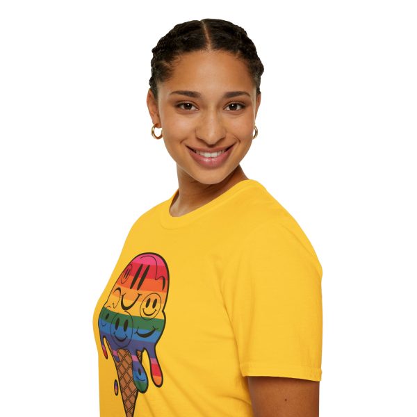 Tshirt LGBT+ cônes de glace avec visages souriants design amusant et mignon pour sensibilisation à la diversité et inclusion LGBTQ+ t-shirt - Image 57