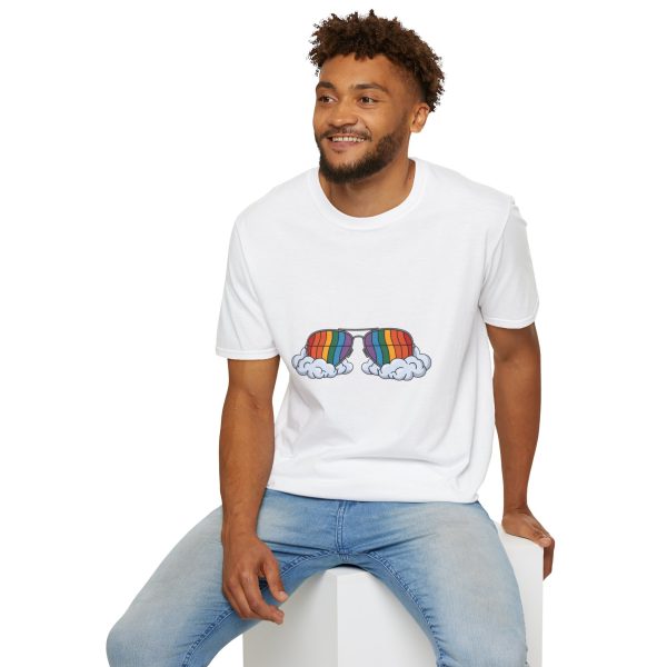 Tshirt LGBTQ+ lunettes de soleil arc-en-ciel avec nuages sur fond noir design stylé et éclatant pour célébrer la diversité LGBTQ+ t-shirt - Image 24