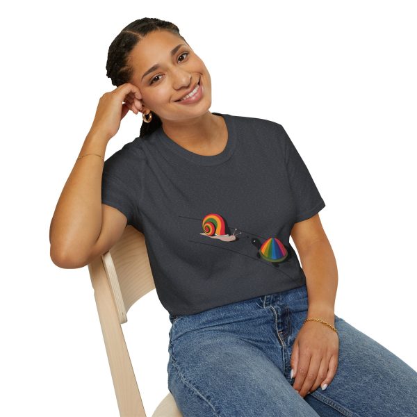 Tshirt Drapeau LGBT escargot avec coquille arc-en-ciel sur fond noir design stylé et vibrant pour sensibilisation LGBTQ+ shirt t-shirt - Image 10