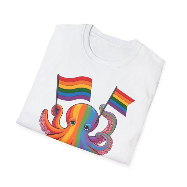 Tshirt LGBTQ+ pieuvre tenant un drapeau arc-en-ciel sur un rocher design vibrant et stylé pour sensibilisation et inclusion LGBTQ+ t-shirt - Image 16