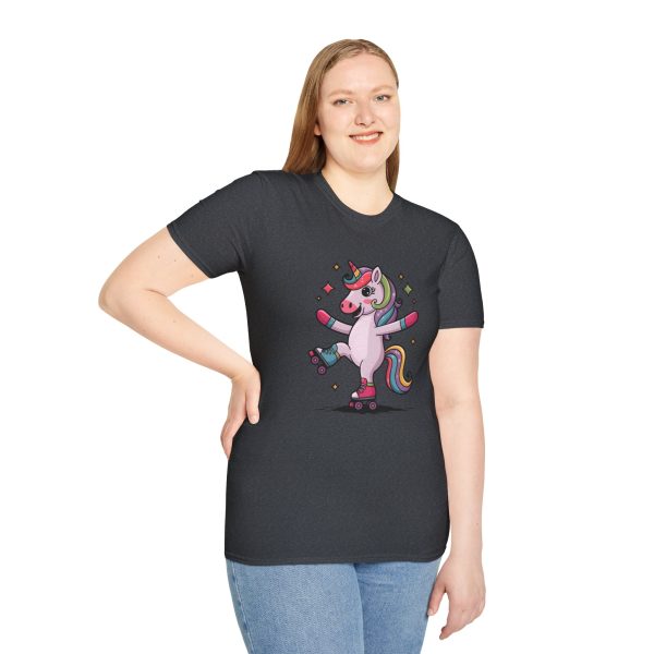 Tshirt LGBTQ+ licorne en skateboard sur fond noir design cool et coloré pour soutien à la fierté et diversité de la communauté LGBT+ t-shirt - Image 5