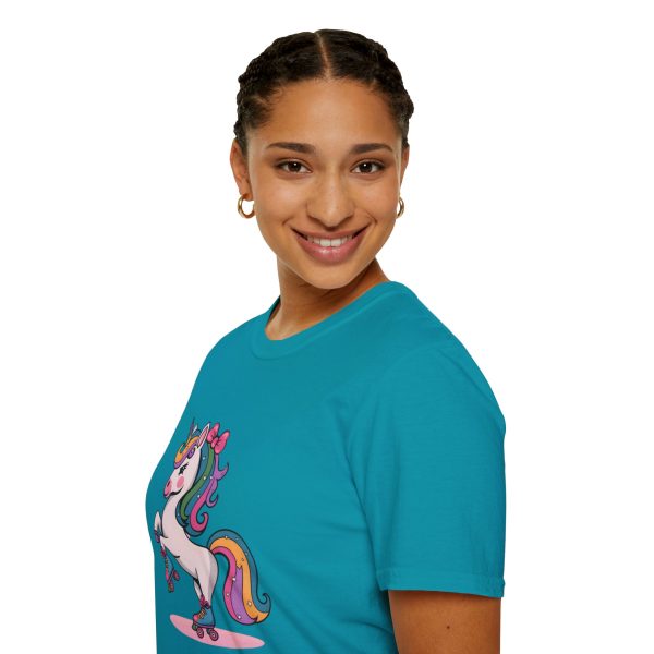 Tshirt Drapeau LGBT licorne sur un skateboard sur fond noir design vibrant et stylé pour sensibilisation à la diversité LGBTQ+ shirt t-shirt - Image 105