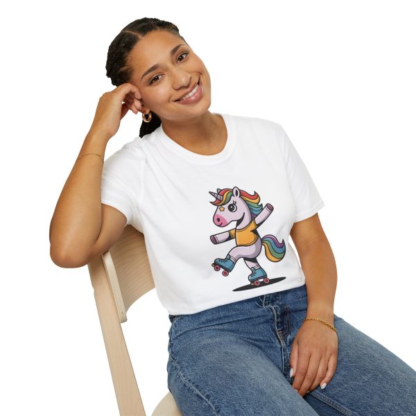 Tshirt Drapeau LGBT licorne sur un skateboard sur fond noir design amusant et coloré pour célébrer la diversité et la fierté LGBTQ+ t-shirt - Image 22