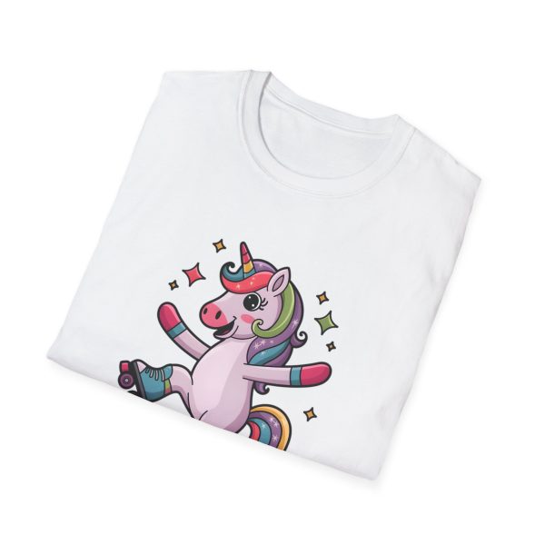 Tshirt LGBTQ+ licorne en skateboard sur fond noir design cool et coloré pour soutien à la fierté et diversité de la communauté LGBT+ t-shirt - Image 16