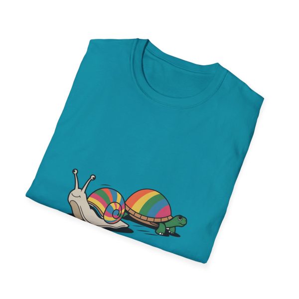 Tshirt LGBT+ deux escargots assis l'un à côté de l'autre design mignon et coloré pour célébrer l'amour et la diversité LGBTQ+ shirt t-shirt - Image 100