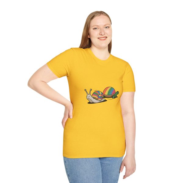 Tshirt LGBT+ deux escargots assis l'un à côté de l'autre design mignon et coloré pour célébrer l'amour et la diversité LGBTQ+ shirt t-shirt - Image 53