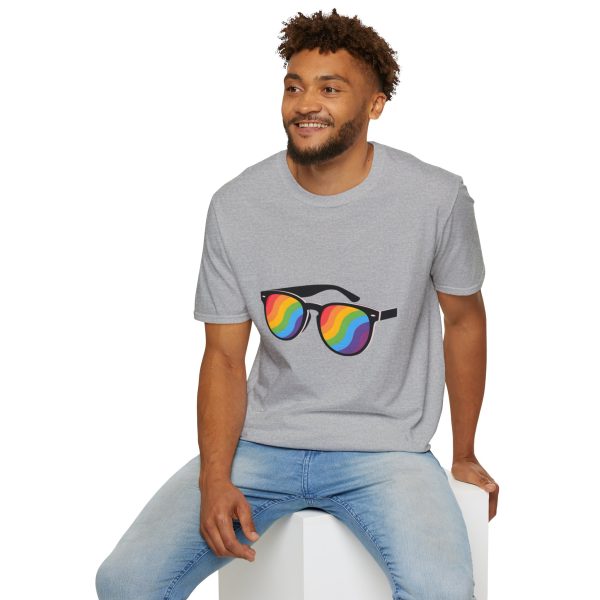 Tshirt LGBT+ lunettes de soleil arc-en-ciel sur fond noir design éclatant pour célébrer la fierté et diversité LGBTQ+ shirt t-shirt - Image 36