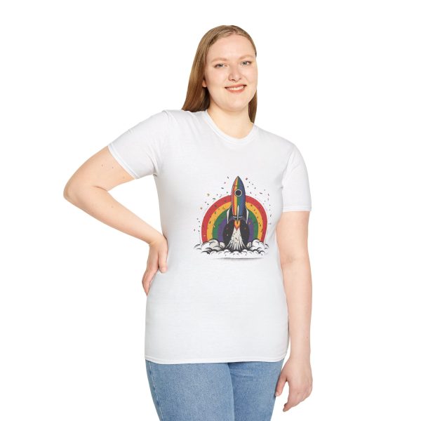 Tshirt LGBT+ fusée avec arc-en-ciel en arrière-plan design futuriste et coloré pour fierté et soutien à la communauté LGBTQ+ shirt t-shirt - Image 17