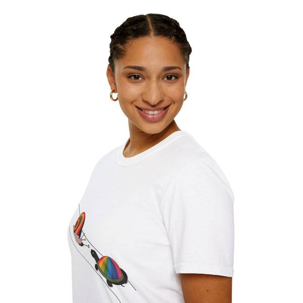 Tshirt Drapeau LGBT escargot avec coquille arc-en-ciel sur fond noir design stylé et vibrant pour sensibilisation LGBTQ+ shirt t-shirt - Image 21