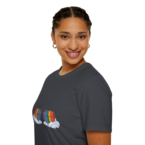 Tshirt LGBTQ+ lunettes de soleil arc-en-ciel avec nuages sur fond noir design stylé et éclatant pour célébrer la diversité LGBTQ+ t-shirt - Image 9