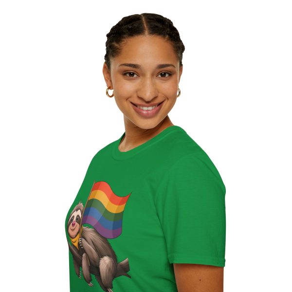 Tshirt Drapeau LGBT paresseux tenant un drapeau arc-en-ciel sur une branche design amusant pour soutien et sensibilisation LGBTQ+ t-shirt - Image 93