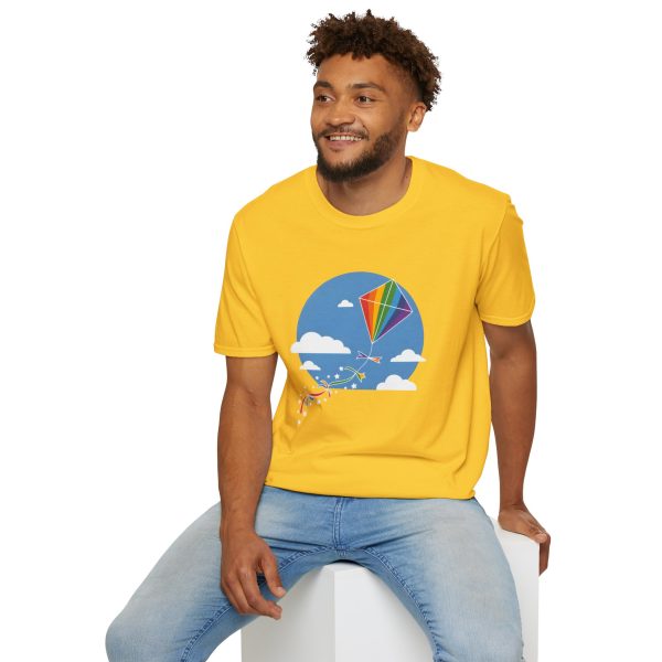 Tshirt LGBT+ cerf-volant avec queue arc-en-ciel volant dans le ciel design joyeux et coloré pour fierté LGBTQ+ shirt t-shirt - Image 60