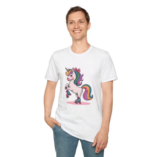 Tshirt Drapeau LGBT licorne sur un skateboard sur fond noir design vibrant et stylé pour sensibilisation à la diversité LGBTQ+ shirt t-shirt - Image 19