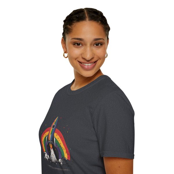 Tshirt LGBT+ fusée avec arc-en-ciel en arrière-plan design futuriste et coloré pour fierté et soutien à la communauté LGBTQ+ shirt t-shirt - Image 9