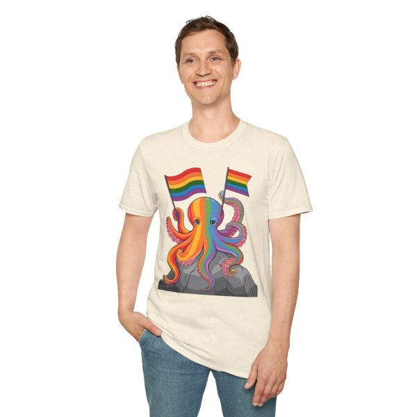 Tshirt LGBTQ+ pieuvre tenant un drapeau arc-en-ciel sur un rocher design vibrant et stylé pour sensibilisation et inclusion LGBTQ+ t-shirt - Image 43