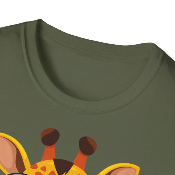 Tshirt LGBT+ girafe avec lunettes et coeur illustration colorée et amusante pour sensibilisation et soutien LGBTQ+ shirt t-shirt - Image 63