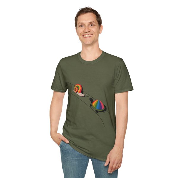 Tshirt Drapeau LGBT escargot avec coquille arc-en-ciel sur fond noir design stylé et vibrant pour sensibilisation LGBTQ+ shirt t-shirt - Image 67