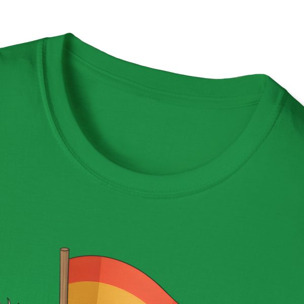 Tshirt Drapeau LGBT paresseux tenant un drapeau arc-en-ciel sur une branche design amusant pour soutien et sensibilisation LGBTQ+ t-shirt - Image 87