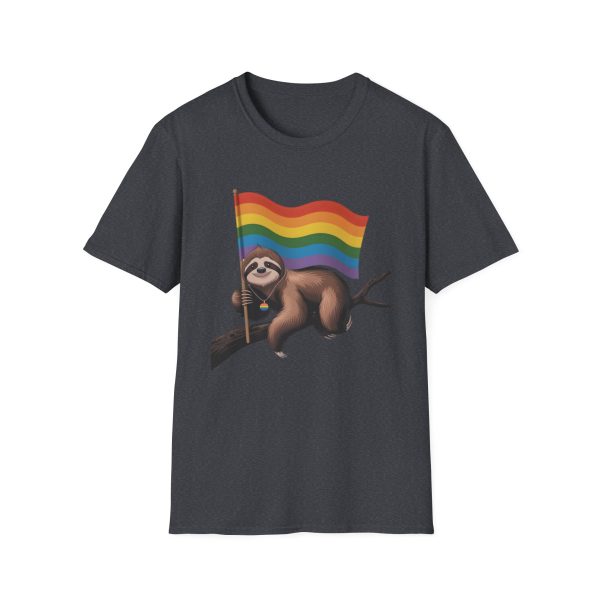 Tshirt Drapeau LGBT paresseux tenant un drapeau arc-en-ciel sur une branche design amusant et coloré pour sensibilisation LGBTQ+ t-shirt