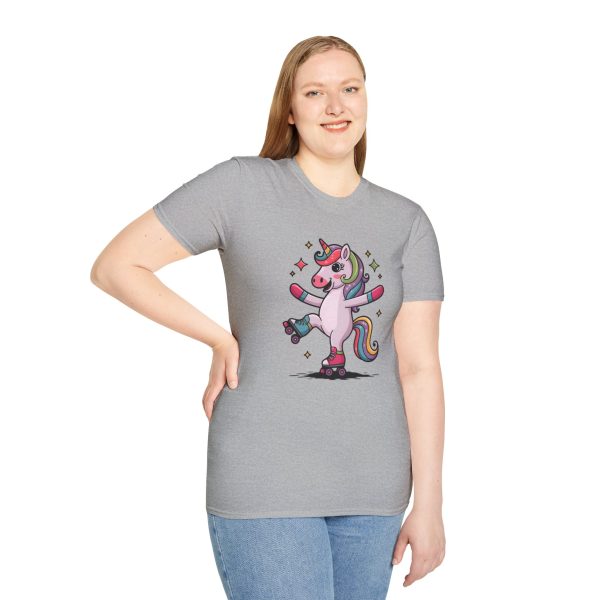 Tshirt LGBTQ+ licorne en skateboard sur fond noir design cool et coloré pour soutien à la fierté et diversité de la communauté LGBT+ t-shirt - Image 29