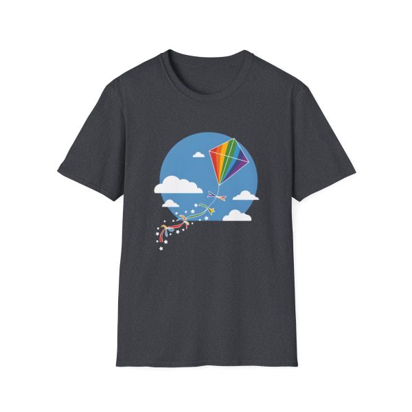 Tshirt LGBT+ cerf-volant avec queue arc-en-ciel volant dans le ciel design joyeux et coloré pour fierté LGBTQ+ shirt t-shirt