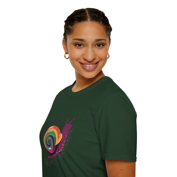 Tshirt Drapeau LGBT escargot assis sur un flocon de neige design mignon et coloré pour sensibilisation à la diversité LGBTQ+ shirt t-shirt - Image 81