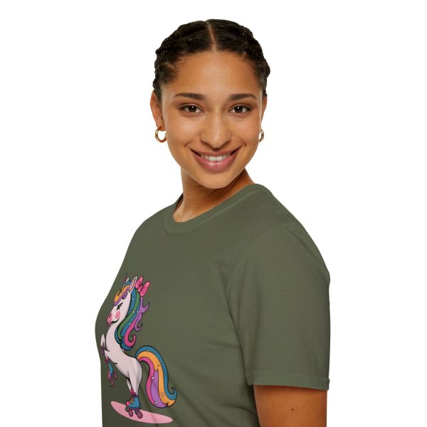 Tshirt Drapeau LGBT licorne sur un skateboard sur fond noir design vibrant et stylé pour sensibilisation à la diversité LGBTQ+ shirt t-shirt - Image 69